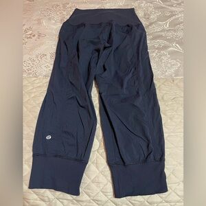 Lululemon studio joggers crop Sz 4 black EUC